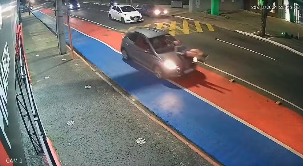 Carro invade pista de corrida e arremessa jovem em Ponta Grossa