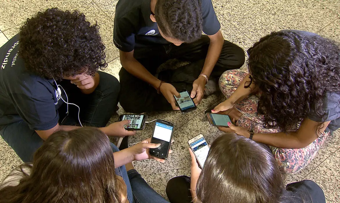 Escolas buscam soluções para regular o uso de celular pelos alunos