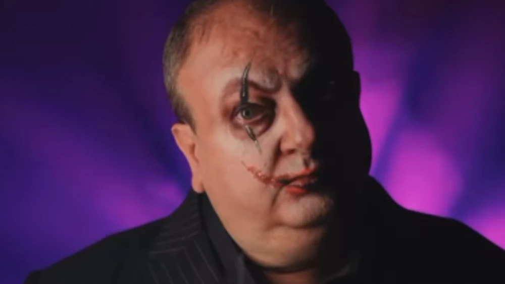 Fantasiado de Coringa, Jacquin estreia em divulgação de novo reality culinário