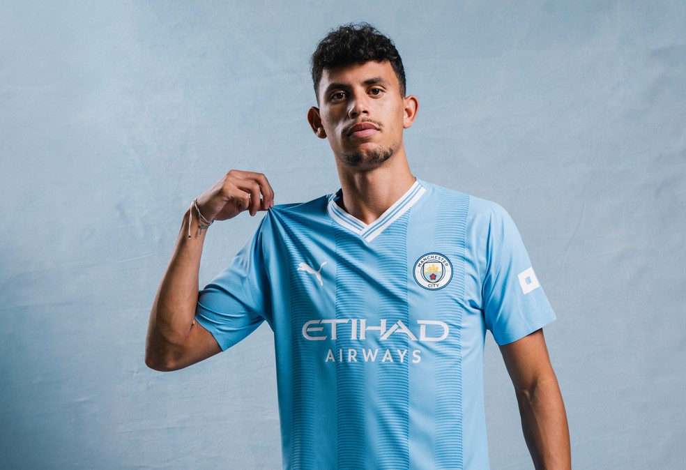 Jogador brasileiro do Manchester City é detido após ‘roubo’ de celular em boate