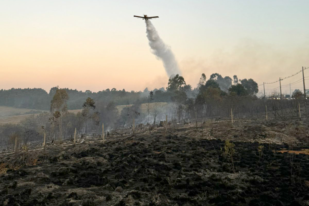 Aviões reforçam combates a dois incêndios em Ponta Grossa