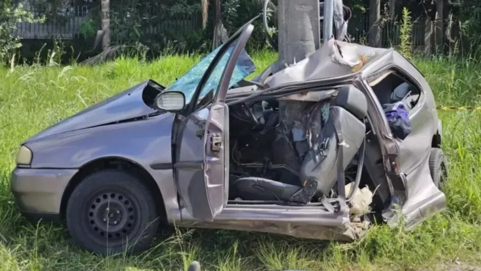 Homem morre após acidente em que o carro “dobra” ao meio no PR