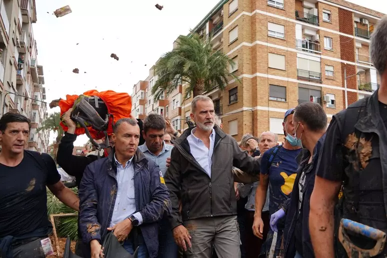 Comitiva de rei e premiê da Espanha é atacada com lama em cidade inundada