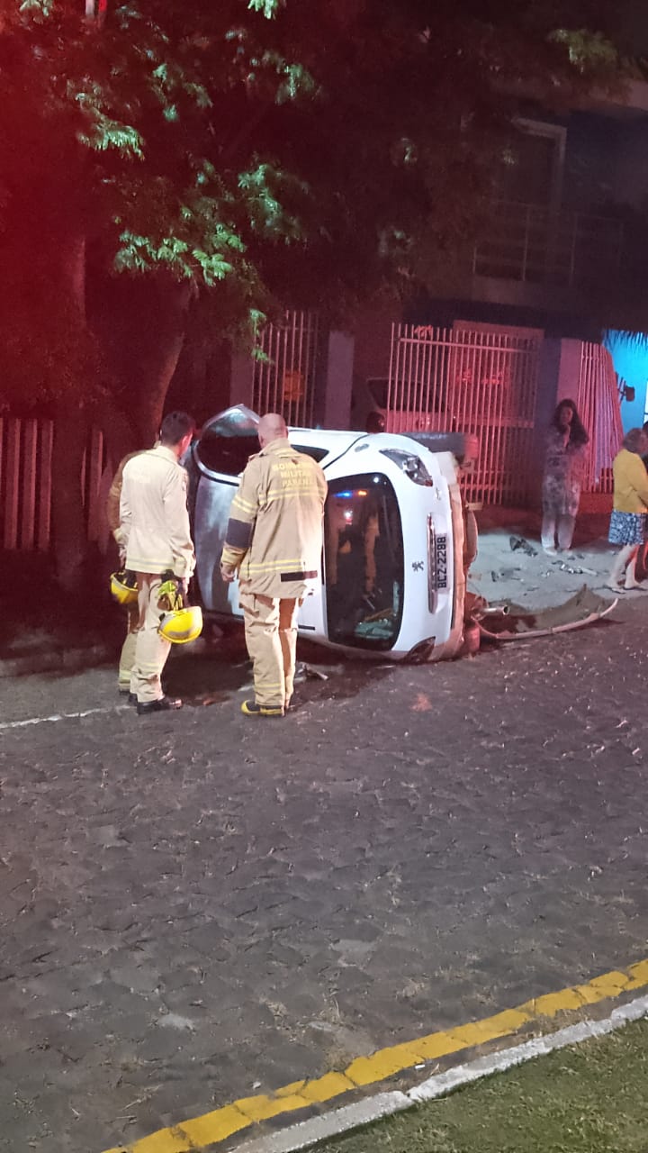 Vídeo: motorista não vence curva e capota carro em Ponta Grossa