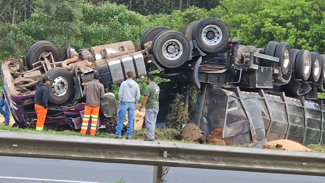 Caminhão capota na PR-151 em Piraí do Sul e deixa motorista ferido