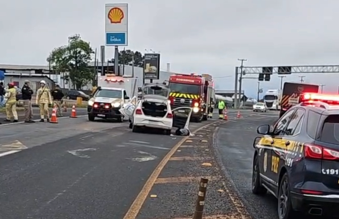 Mulher morre em colisão frontal entre carro e caminhão em PG