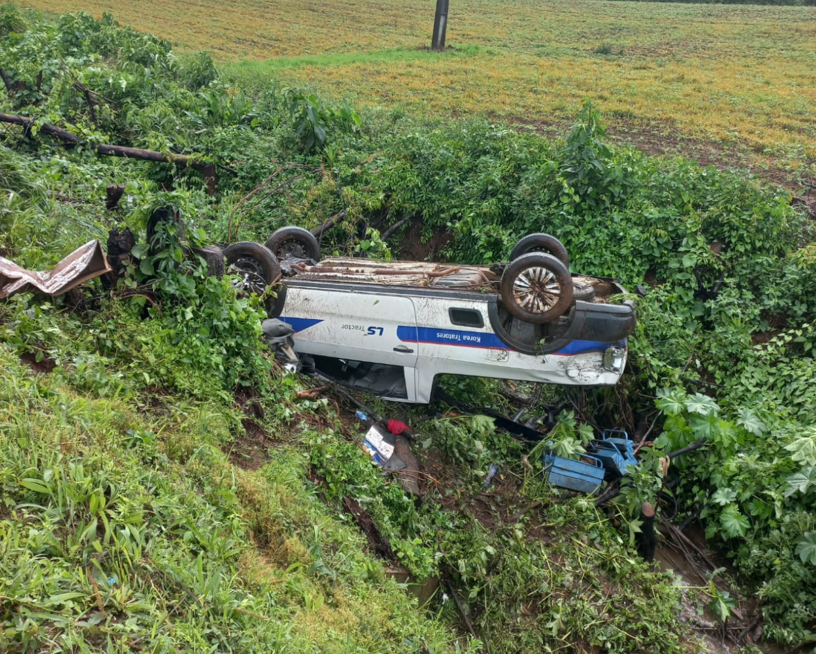 Capotamento deixa motorista ferido na PR-438