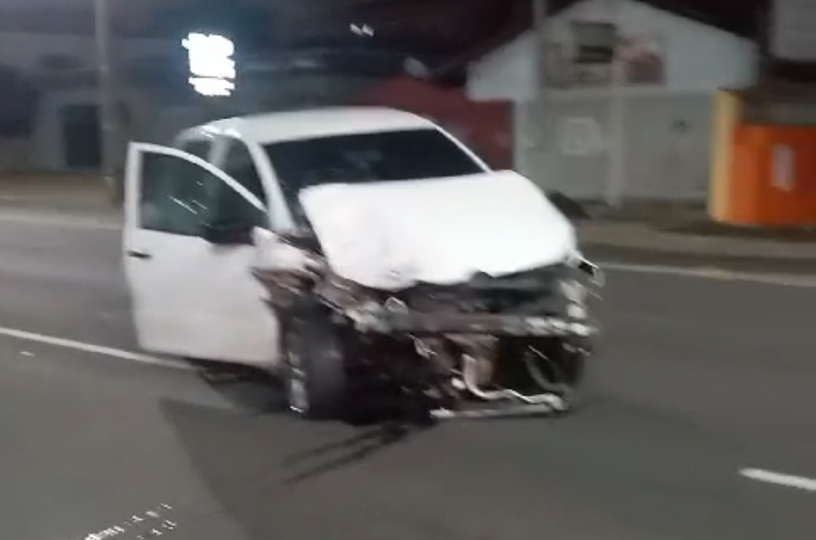 Homem rouba carro, colide em fuga e acaba preso em PG