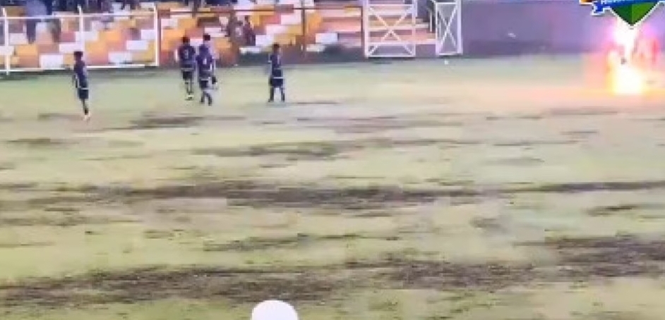 Vídeo: Jogador de futebol morre após ser atingido por raio durante partida