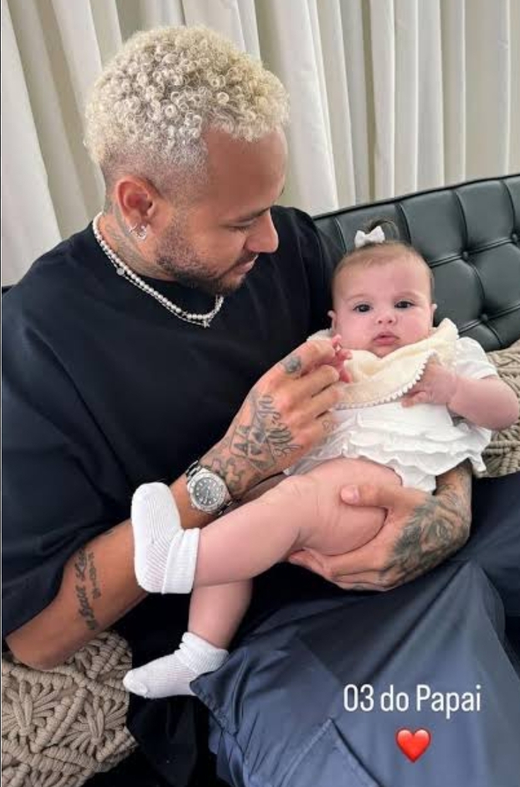 Neymar posta foto ao lado de nova filha