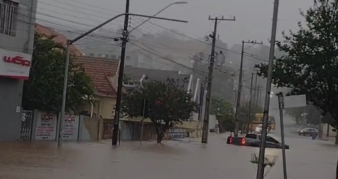 VÍDEO: Fortes chuvas causam alagamentos e transtornos em Irati