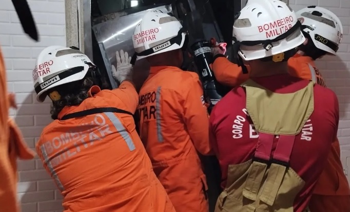 Dois trabalhadores morrem após queda de elevador em prédio de luxo 