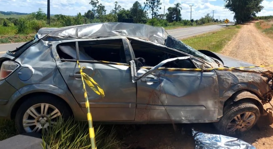 Condutora morre ao capotar carro em rodovia no PR