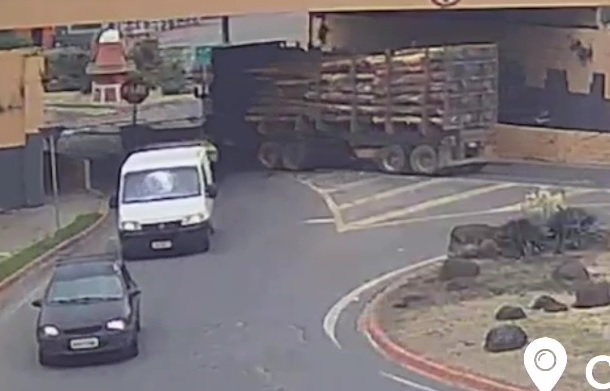 VÍDEO: Carreta se solta de caminhão e quase atinge veículo em Carambeí