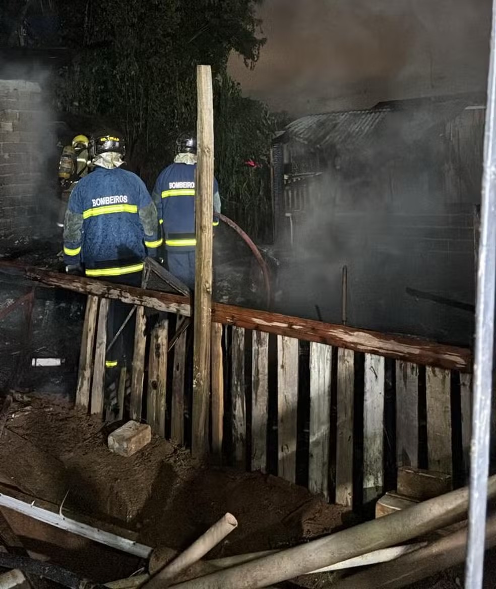 Incêndio destrói casas e quatro famílias são afetadas