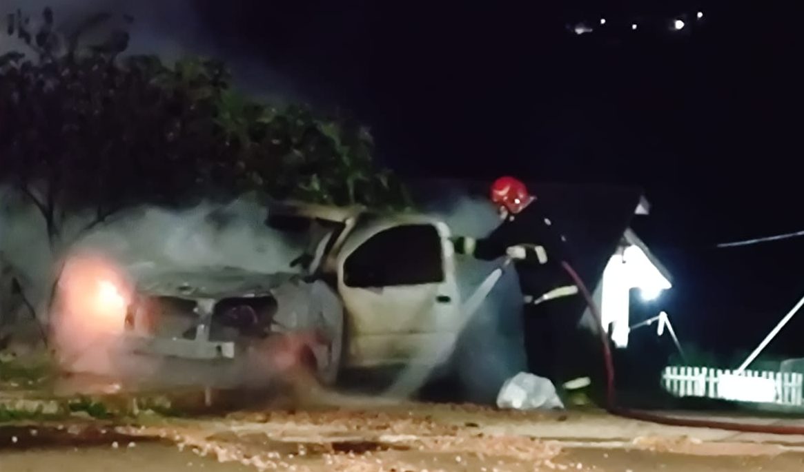 Carro pega fogo e mobiliza bombeiros em Carambeí