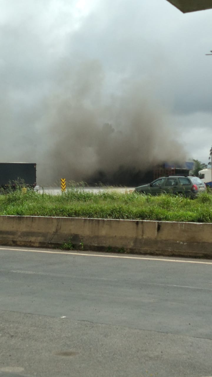 URGENTE: Incêndio de grande proporção atinge restaurante na BR-376