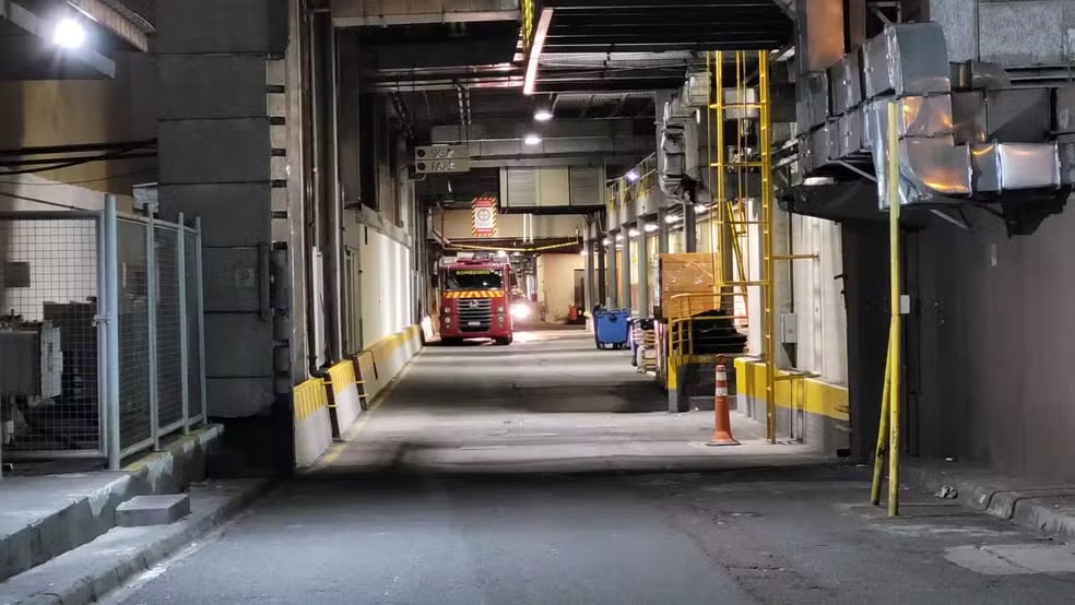 Homem  encontrado morto em poço de elevador estava sozinho, segundo a polícia