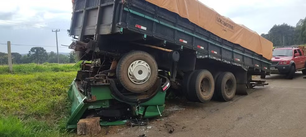 Caminhoneiro sobrevive após carroceria esmagar cabine em acidente no Paraná