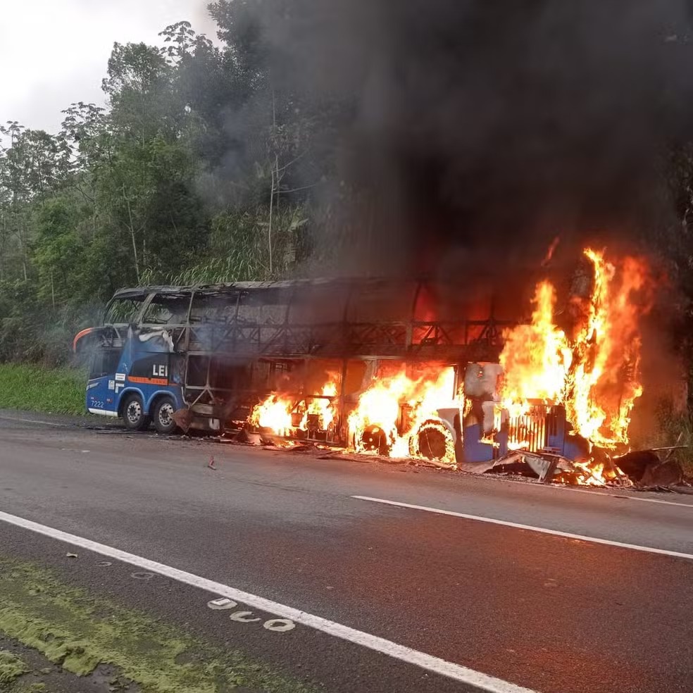 Incêndio em ônibus de turismo assusta passageiros com destino a Curitiba