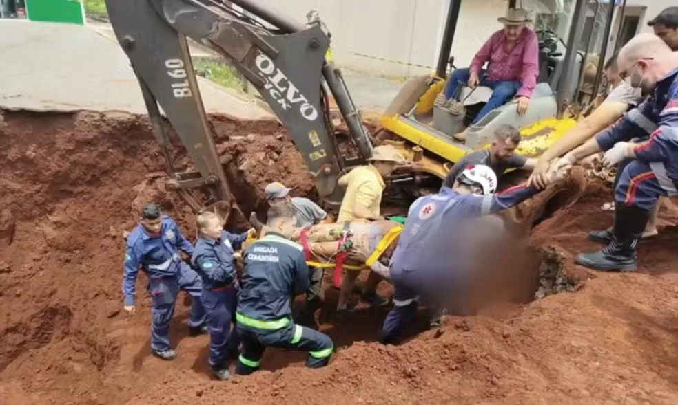 Trabalhador é resgatado com vida após ficar soterrado em obra no Paraná