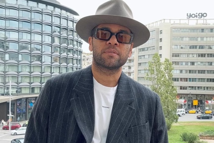 Acusado de estupro, Daniel Alves canta louvor e se torna alvo de críticas após conversão religiosa