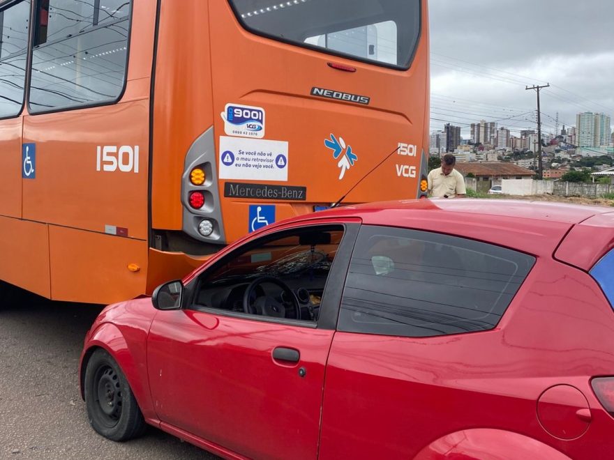 Carro colide na traseira de ônibus parado em ponto, no bairro Oficinas