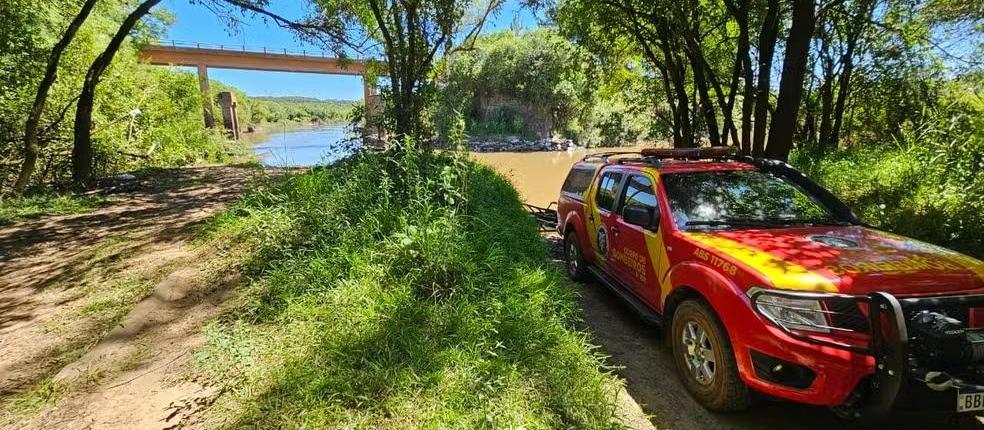 Bombeiros seguem buscas por homem desaparecido em rio de PG