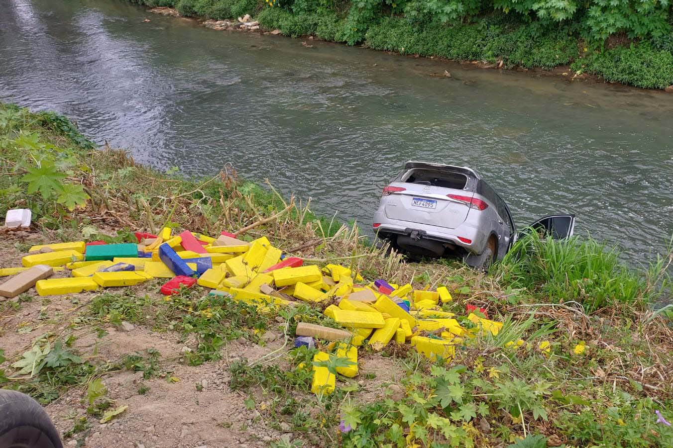 Adolescente é apreendido após carro que transportava 800 quilos de maconha se envolver em acidente