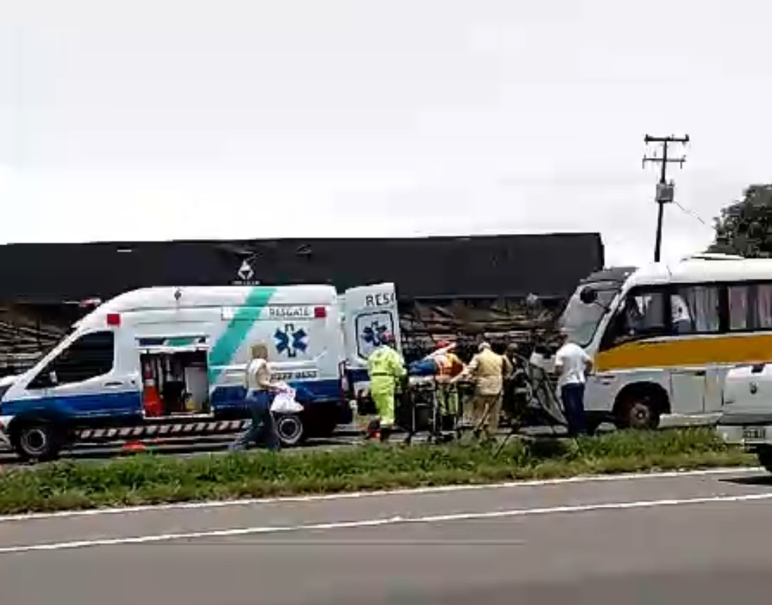 VÍDEO: Grave acidente envolvendo três veículos complica trânsito na PR-151