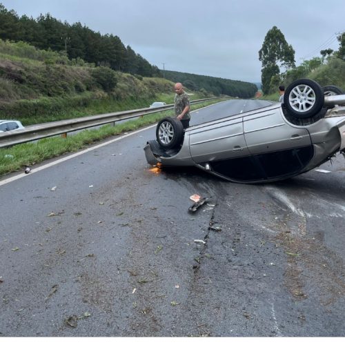 Capotamento na BR-376 deixa três feridos em PG