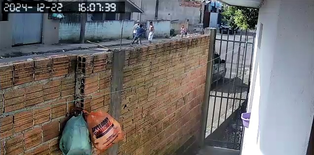 VÍDEO: Homem é morto após ser golpeado por faca no tórax em Castro