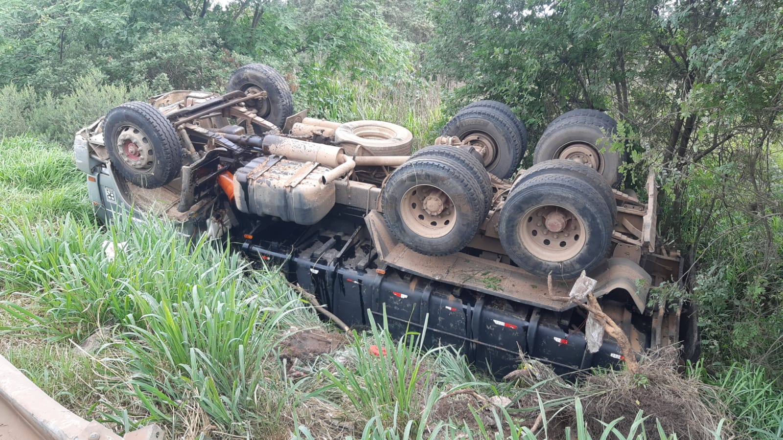 Motorista capota caminhão e fica ferido em rodovia de PG