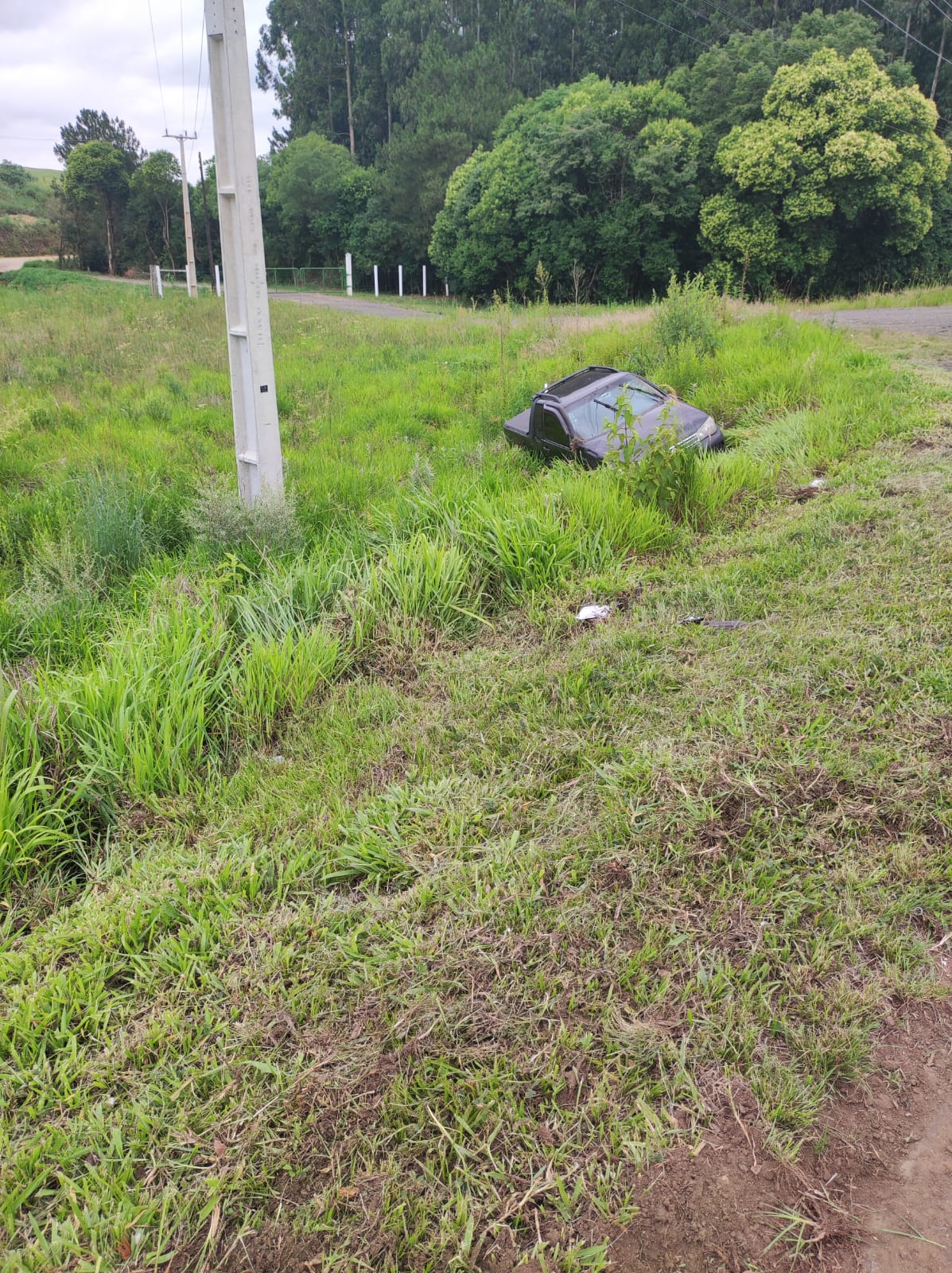 Caminhonete tenta desviar de outro veículo para evitar acidente, sai da pista e deixa adolescente ferido em PG