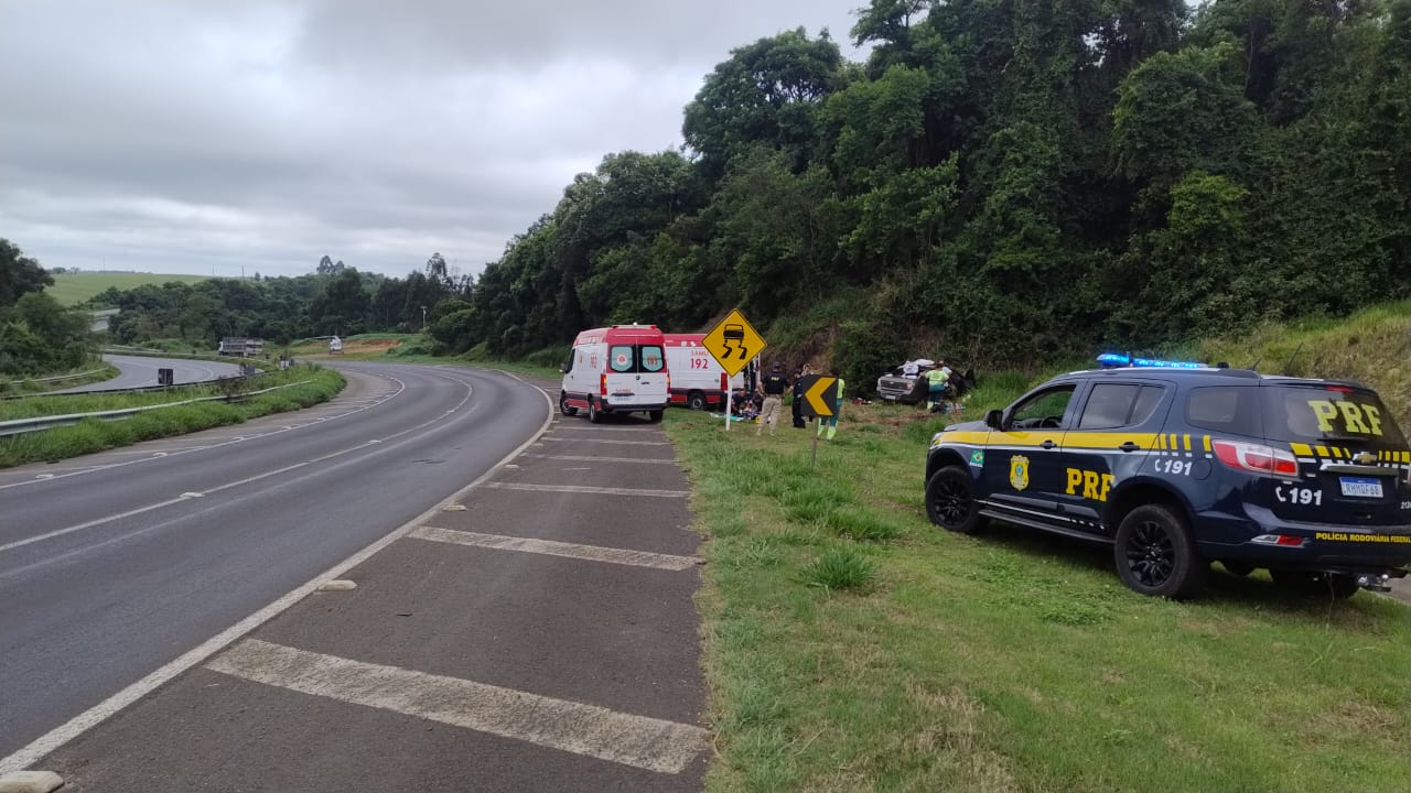 Quatro pessoas ficam feridas após carro colidir com barranco na BR-376