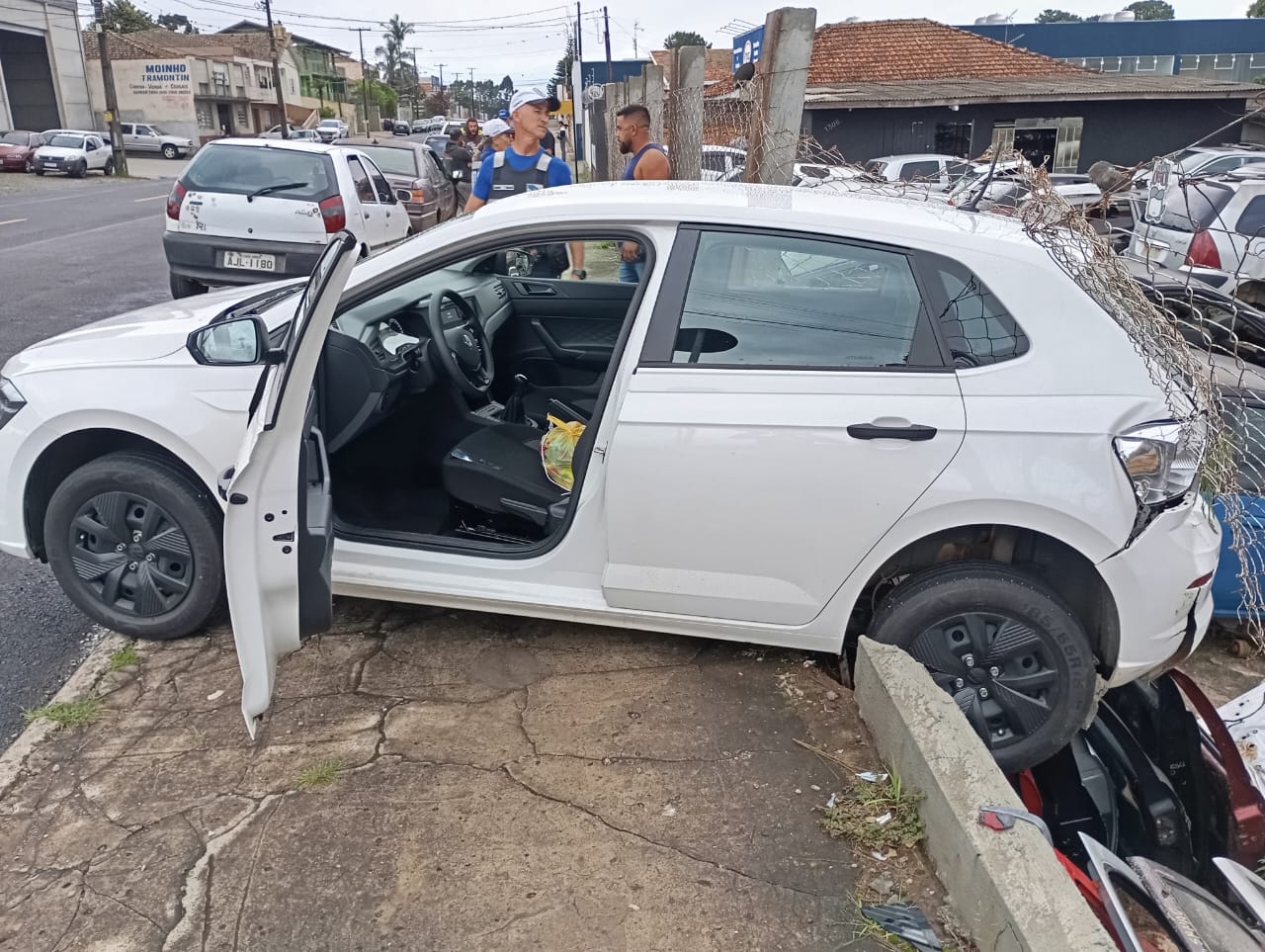 Homem vai abastecer carro e acaba sendo surpreendido com acidente dele em PG