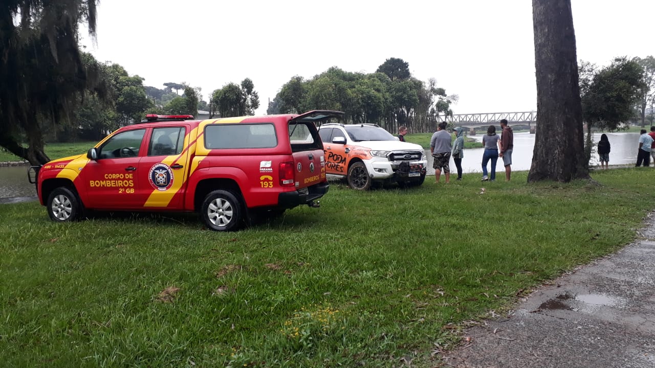 Corpo é localizado em rio após buscas feitas pelo Corpo de Bombeiros em Castro