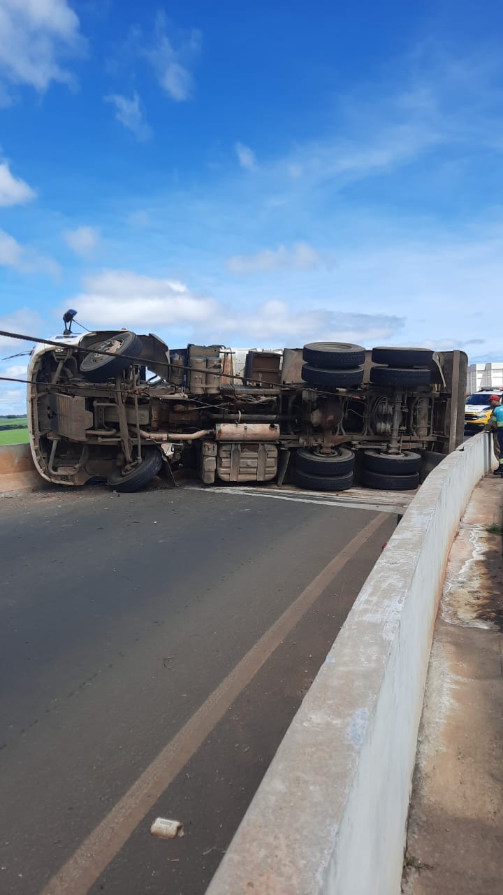 Caminhão tomba e interdita viaduto de acesso a Ponta Grossa