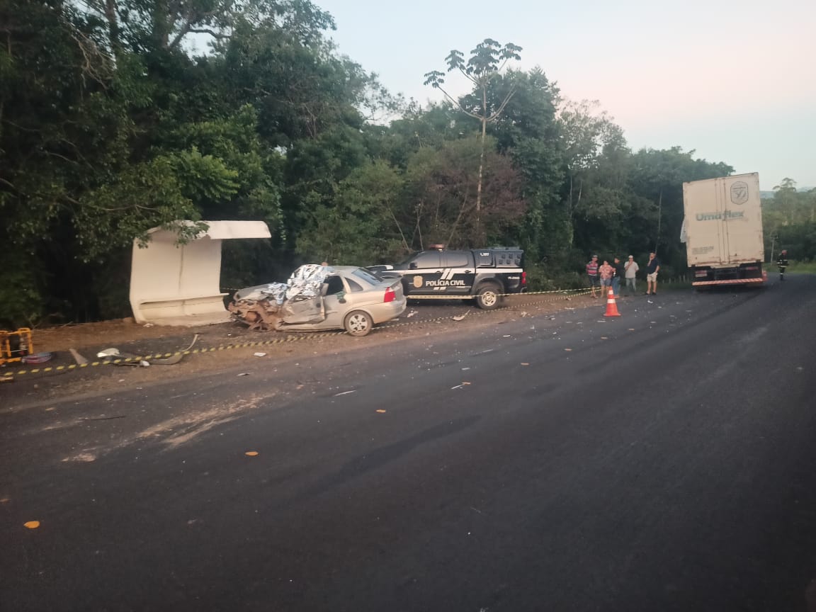 Condutor de 84 anos morre ao colidir carro com caminhão em rodovia do PR