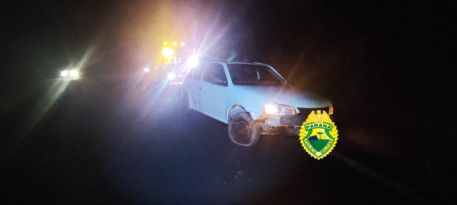 Motorista embriagado dirigindo veículo com alerta colide em barranco e acaba preso na PR-151