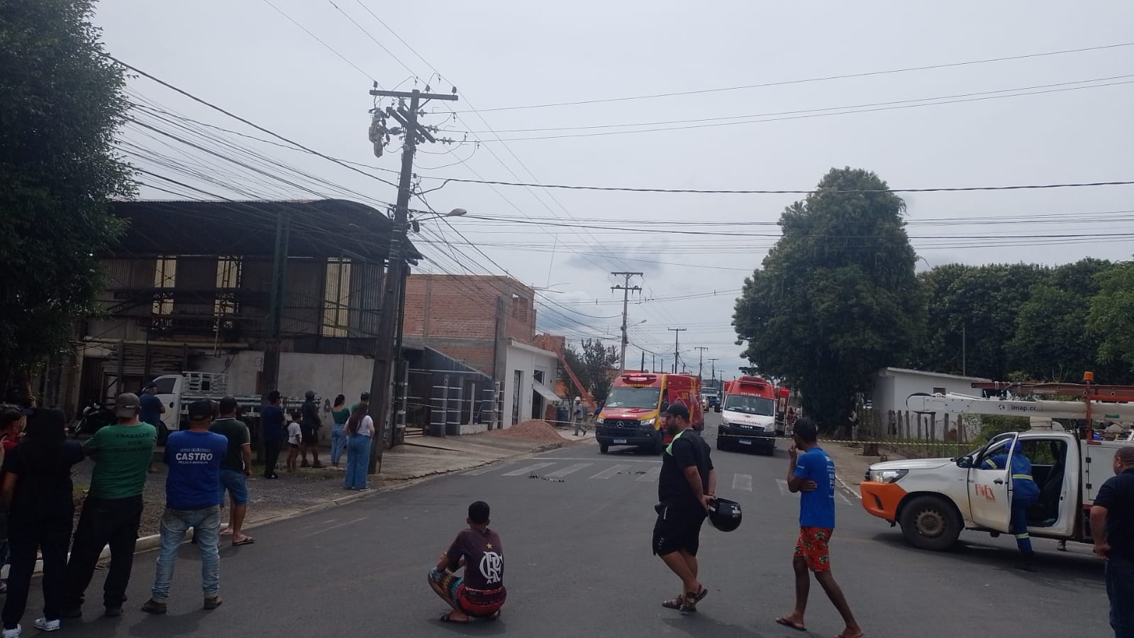 Trabalhadores sofrem descarga elétrica em Castro