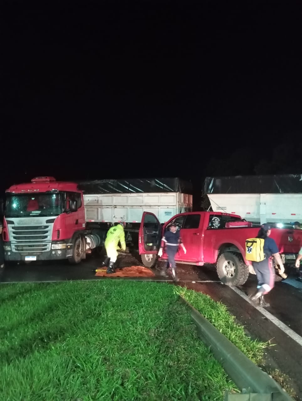 Colisão entre caminhão e carreta na PR-151 em deixa um ferido em Castro