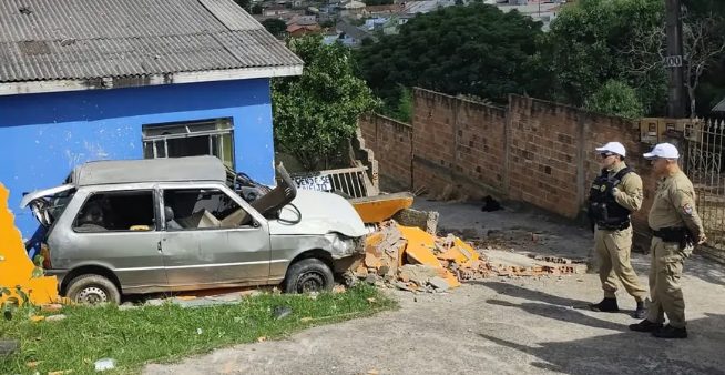 Carro colide contra muro de uma residência no bairro Boa Vista