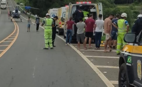 Tombamento de caminhão no sentido Imbituva a Guamiranga deixa pista interditada