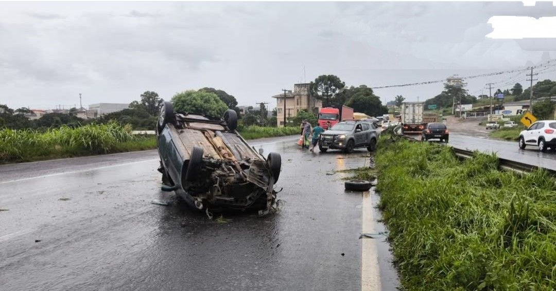 Carro capota na BR 376 em PG após perder controle e colidir contra barreira