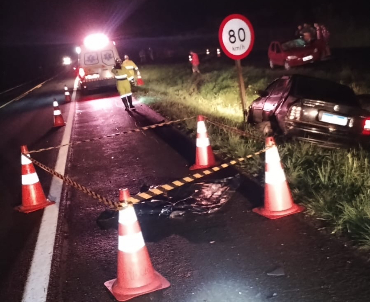 Motorista sai do carro, estaciona em acostamento e morre ao ser atropelado por outro na BR-373