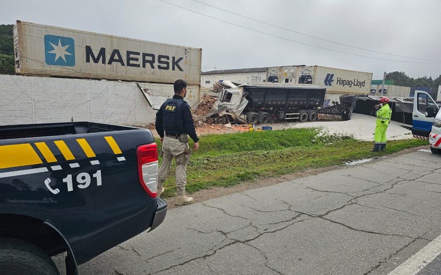 Motorista morre após colidir caminhão com poste na BR-277