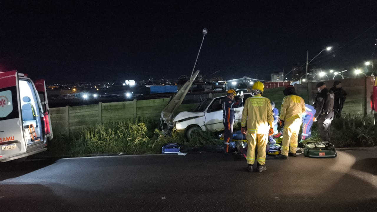 Carro colide em poste e mata motorista de 41 anos em rodovia de PG