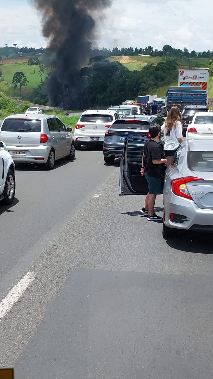 Caminhão pega fogo e interdita o trânsito da BR-376, em Ponta Grossa