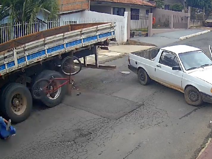 VÍDEO: Criança ferida após colidir violentamente bicicleta em caminhão estacionado em Castro recebe alta do hospital